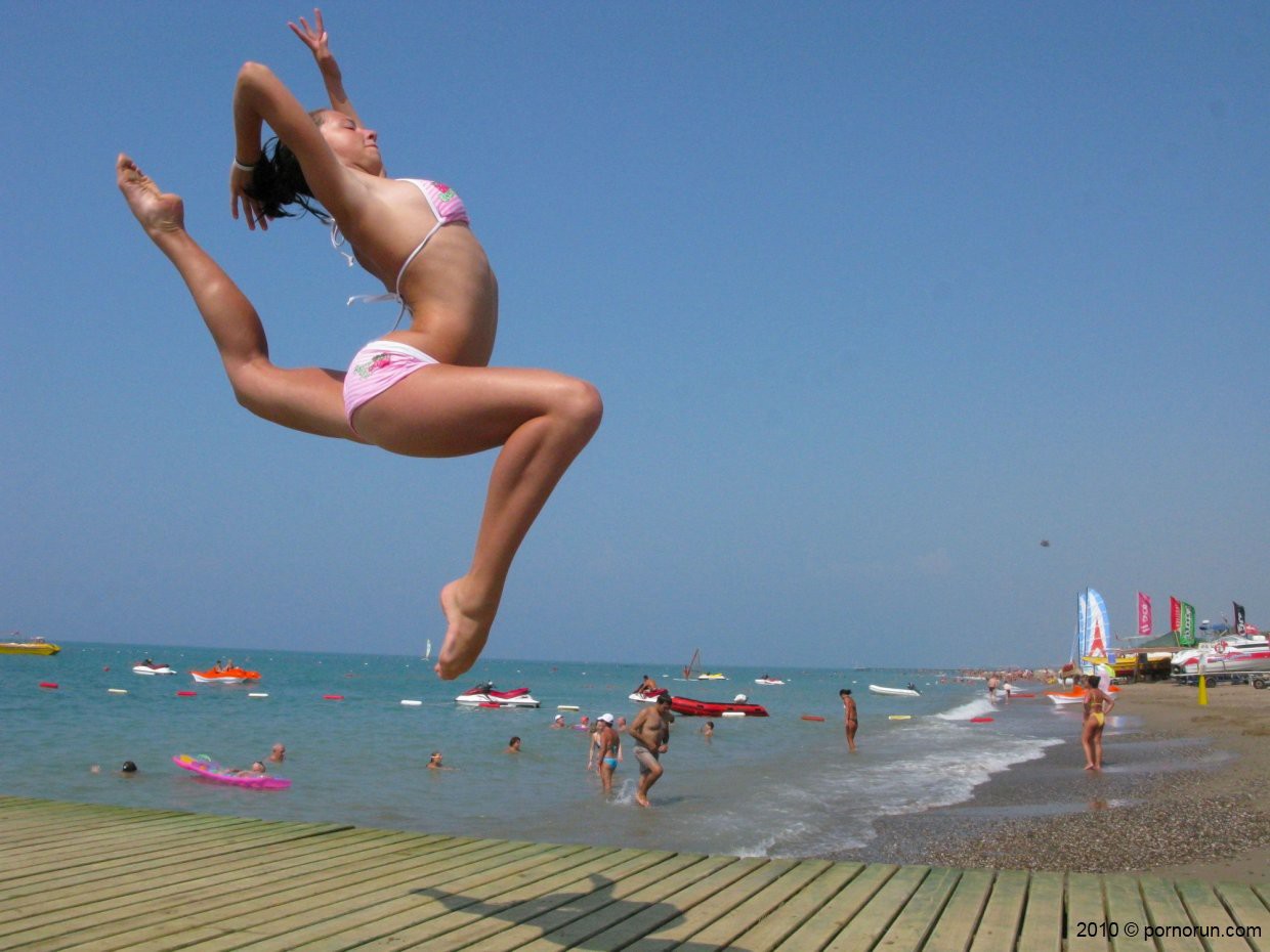Миленькая танцовщица тренируется на пляже голышом