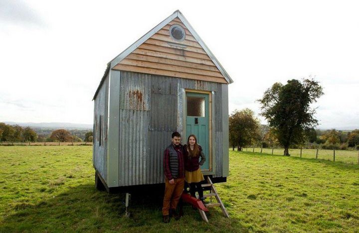 Пара построила уютный домик всего за $1500, используя строительные отходы и переработанную древесину дом, своими руками