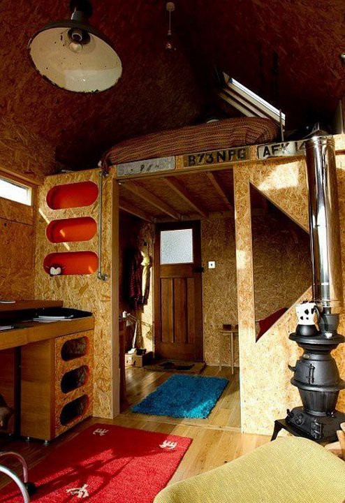 Пара построила уютный домик всего за $1500, используя строительные отходы и переработанную древесину дом, своими руками