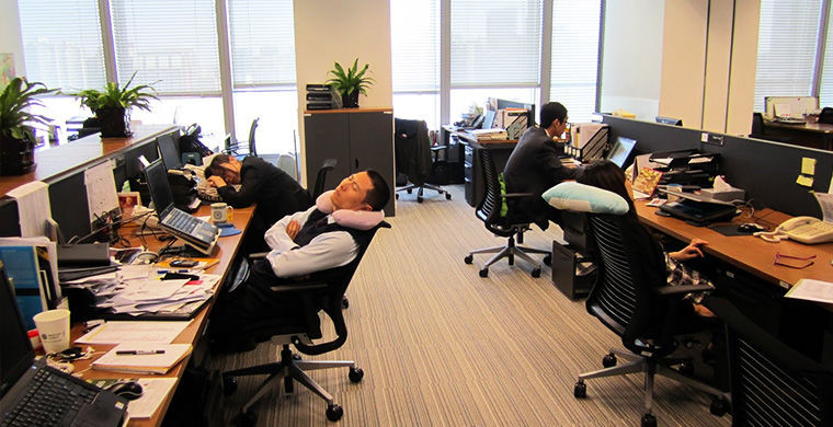 4. Они спят на работе люди, факты, япония