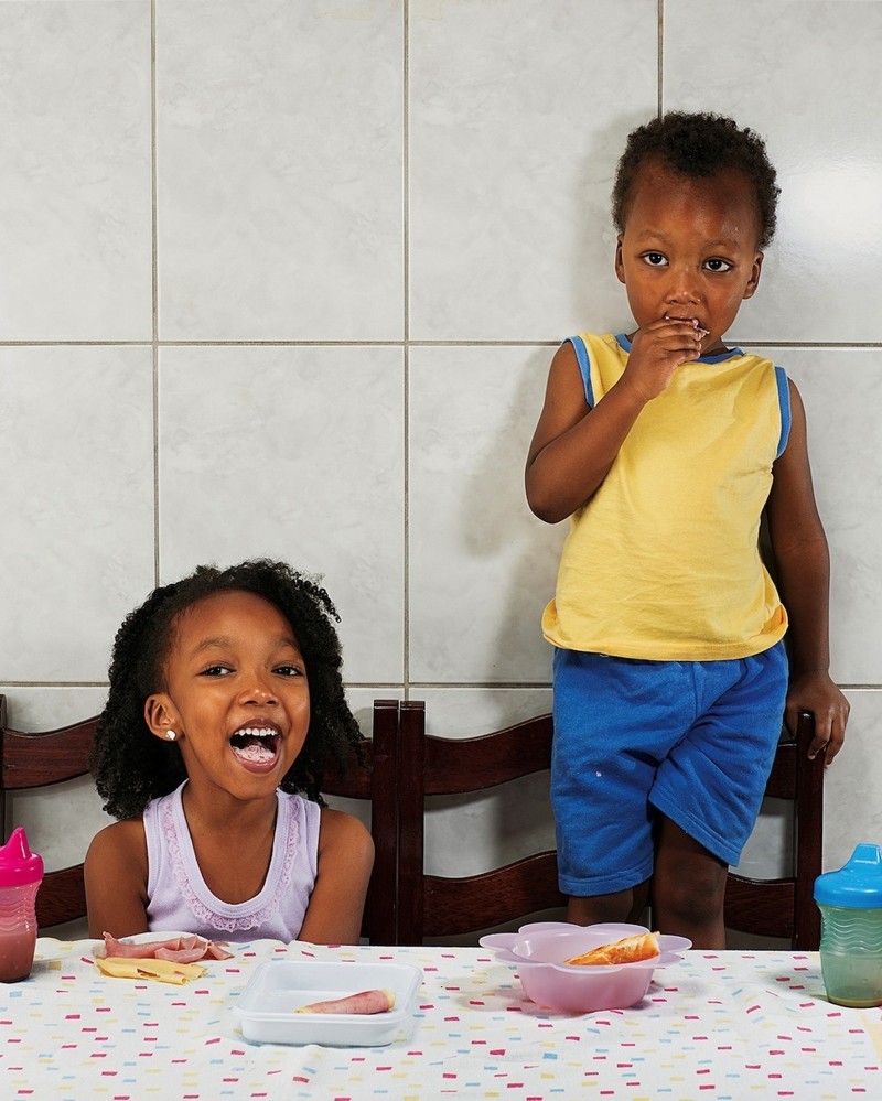 Аричия Доменика Феррейра и Хаким Хорхе Феррейра Гомес – 4 и 2 года, Сан-Паулу, Бразилия вокруг света, дети, завтрак