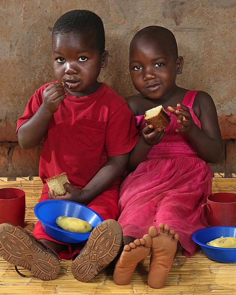 Филип и Шелин Камтенго – 4 года, Читедзе, Малави вокруг света, дети, завтрак