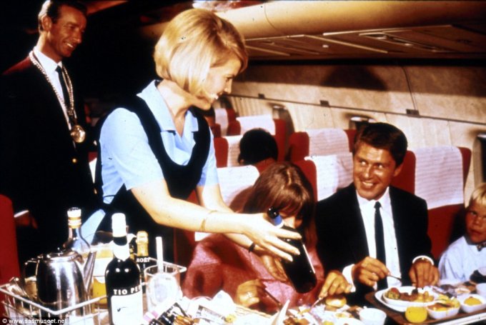 В 1970-х на отдельных рейсах, судя по всему, присутствовал даже сомелье. Одного из них мы видим, к примеру на этом фото, позади улыбающейся бортпроводницы. еда, самолет