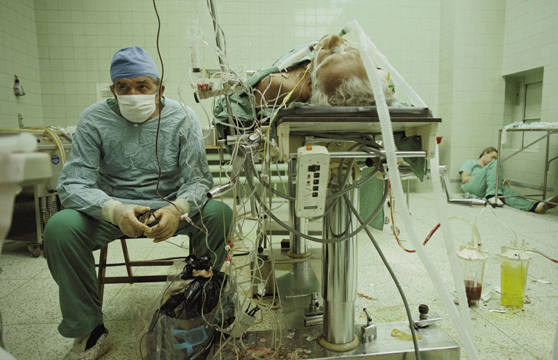 Кардиохирург после того, как провел 23-часовую (успешную) операцию на сердце. Его помощница спит в углу. вместо слов, фото