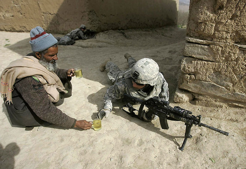Афганец предлагает чай солдатам. вместо слов, фото