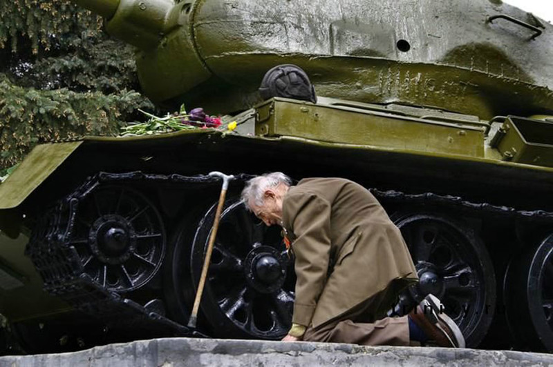 Старый танк времен Второй Мировой и ветеран, который нашел ту самую машину, на которой прошел всю войну. Теперь в небольшом российском городе это памятник. вместо слов, фото