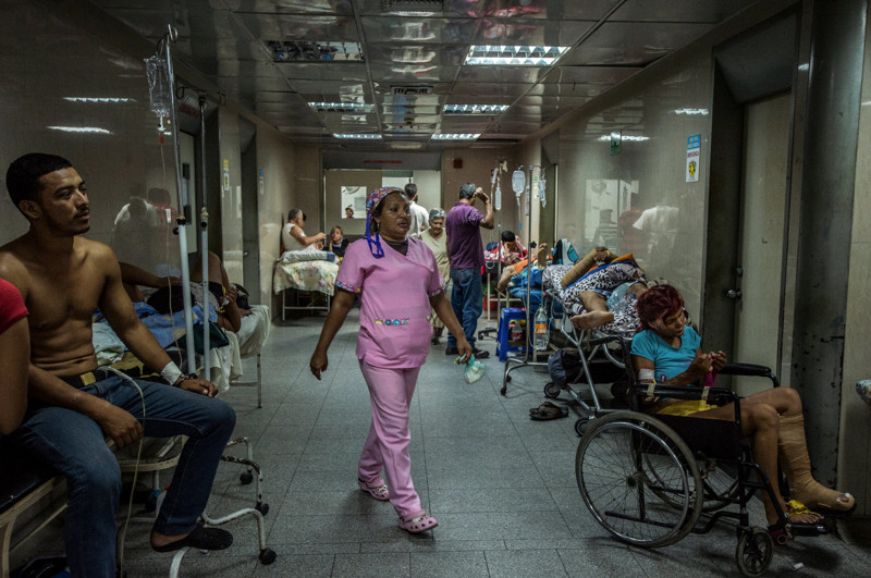 Тоже Венесуэла, коридор больницы. Кто-то ждёт очереди к врачу, кто-то просто там лежит так как в палатах уже нет мест. больницы, здоровье, медицина