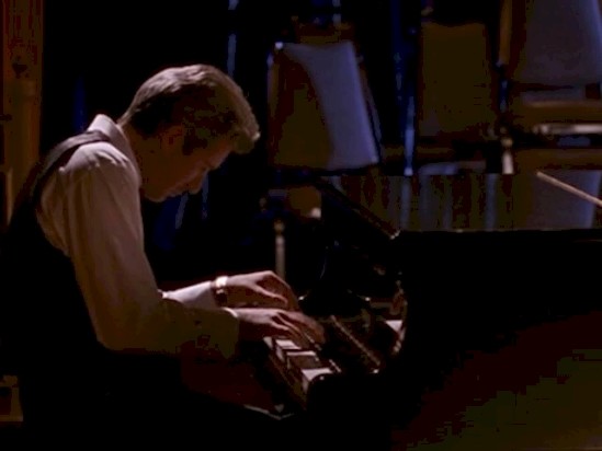 9. В кино Ричард Гир сам играет на фортепиано. Он даже написал для фильма песню. Ричард Гир, актеры, джулия робертс, кино, красотка, факты