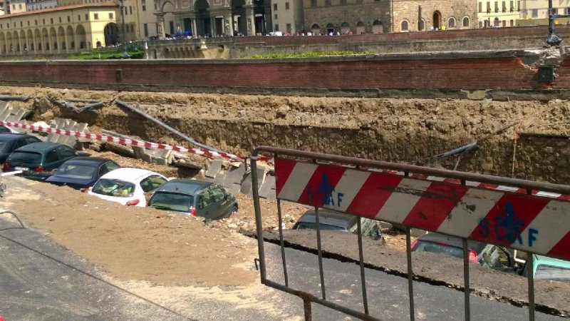 Во Флоренции десятки автомобилей провалились под землю провал, флоренция, яма