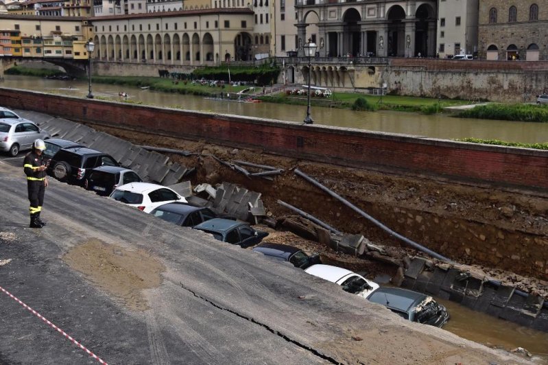 Во Флоренции десятки автомобилей провалились под землю провал, флоренция, яма