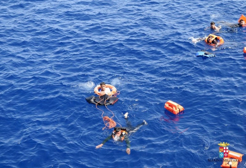 Лодка с мигрантами перевернулась в Средиземном море   лодка, мигранты