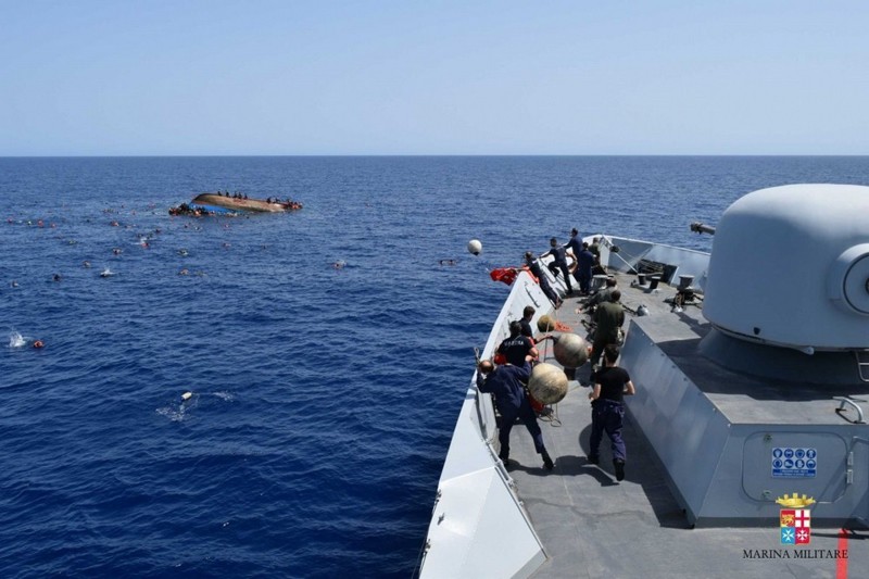 Лодка с мигрантами перевернулась в Средиземном море   лодка, мигранты