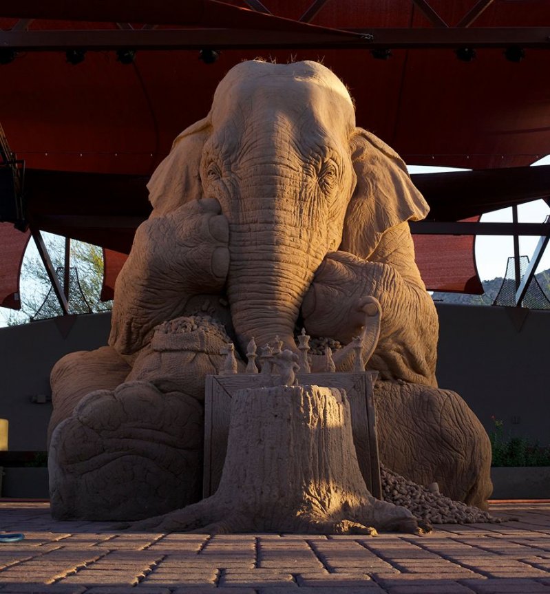 Скульптура из песка "Слон играет в шахматы с мышью" животные, кадр, люди, фото, фотоподборка