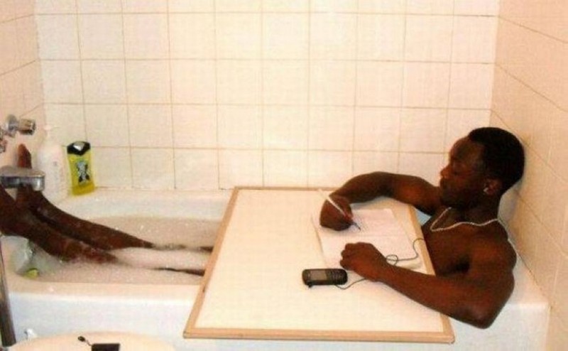 Студент моет в ванне свой длинный хер фото