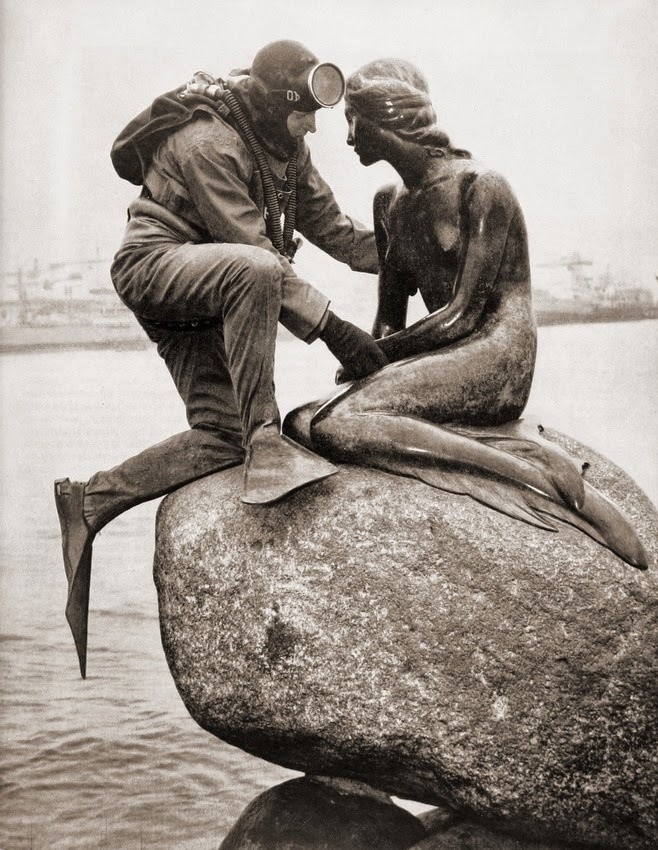  Дайвер посещает статую русалочки в Копенгагене. знаменитости, история, редкие кадры, фото