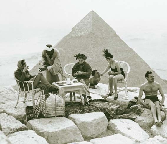 Туристы отдыхают возле египетских пирамид в 1938 году. знаменитости, история, редкие кадры, фото