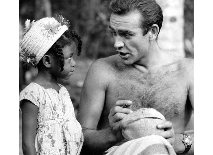 Шон Коннери ставит автограф на кокосе для ямайской девочки во время съемок "Доктора "Нет" в 1962 году. знаменитости, история, редкие кадры, фото