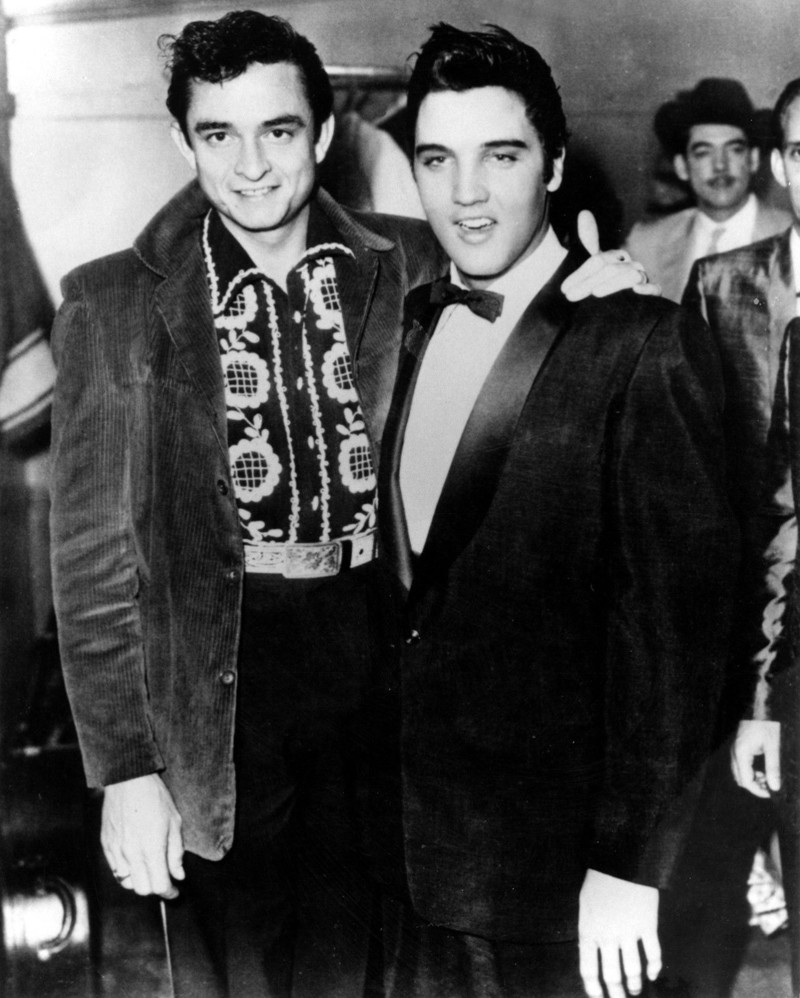 Элвис Пресли и Джонни Кэш на вечеринке в 1957 году. знаменитости, история, редкие кадры, фото