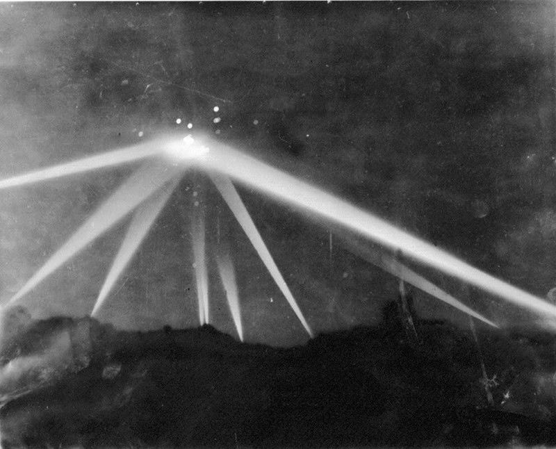 Загадочная фотография, сделанная во время "битвы" за Лос-Анджелес во Вторую мировую войну, 1942 год. В то время было ОЧЕНЬ много фотографий НЛО. знаменитости, история, редкие кадры, фото