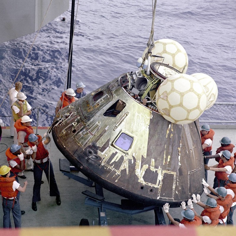 Моряки достают из воды модуль космического корабля Аполлон-13 вскоре после его посадки в открытом море. знаменитости, история, редкие кадры, фото