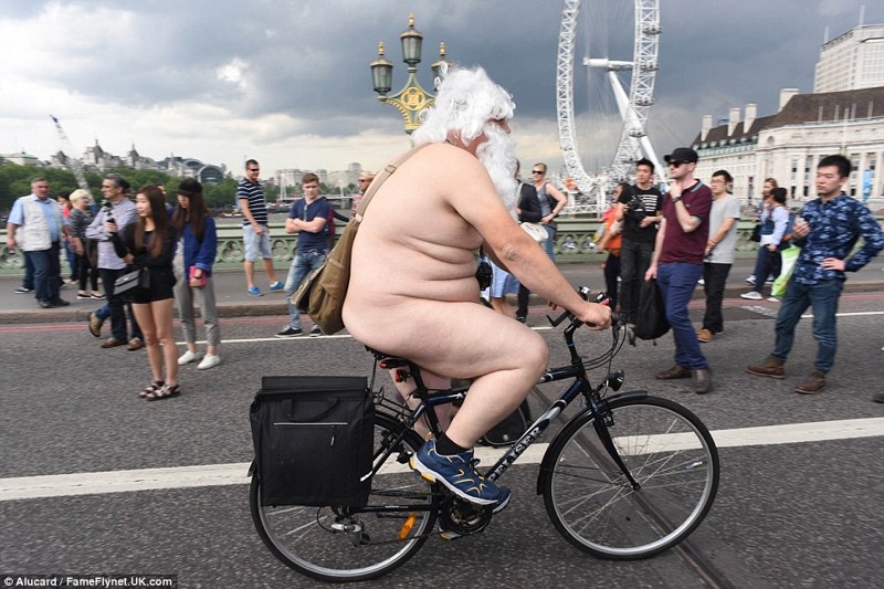 Лондонские велосипедисты разделись догола велосипеды, обнаженка, странная демонстрация, удивительное рядом