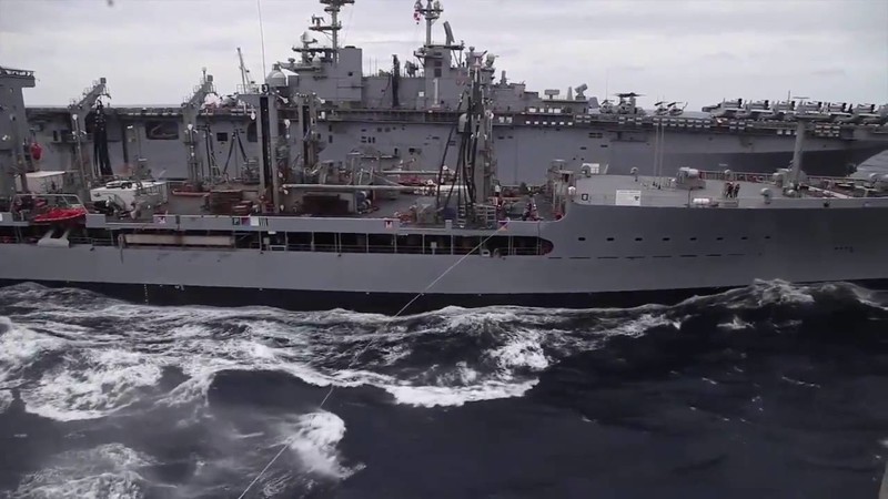 Дозаправка корабля танкером-заправщиком в бурном море Дозаправка корабля танкером-заправщиком в бурном море