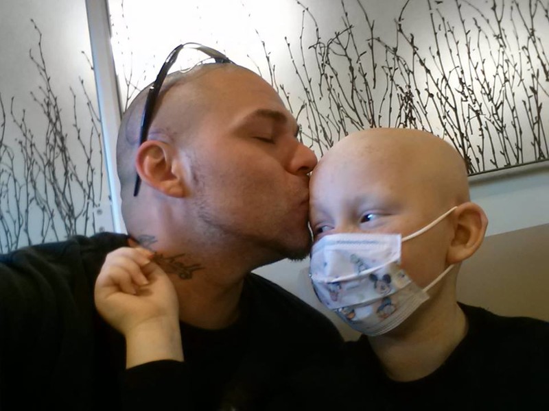Фотографии солидарности отца со своим сыном стали быстро распространяться по интернету дети, отец, рак, сын, татуировка