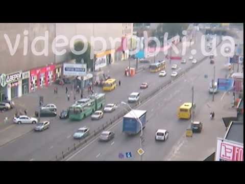 В Киеве гонщик врезался в остановку, погибла женщина В Киеве гонщик врезался в остановку, погибла женщина