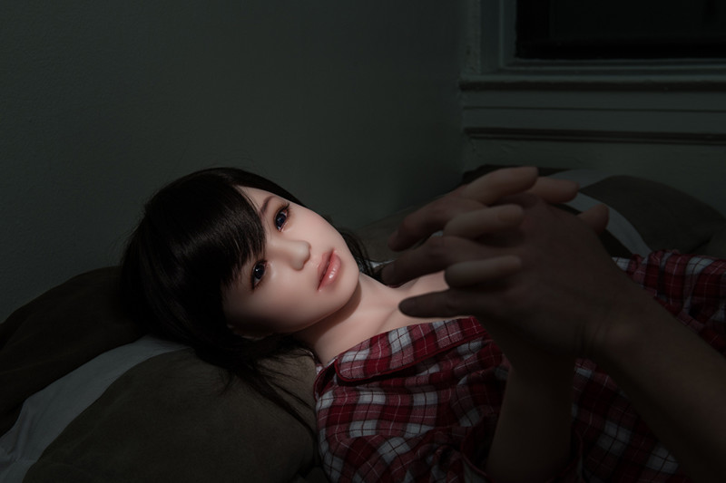 Художник выложил фоторепортаж о своем общении с гиперреалистичной секс-куклой кукла, фотограф