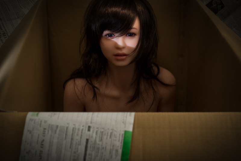Художник выложил фоторепортаж о своем общении с гиперреалистичной секс-куклой кукла, фотограф
