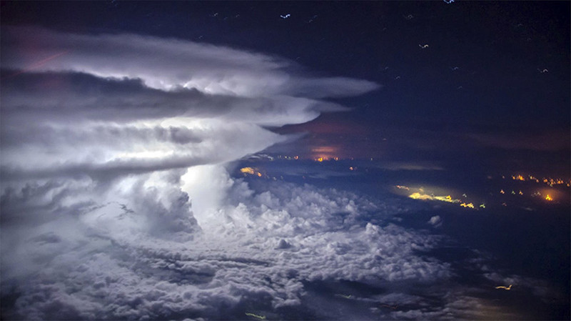 Удар природы: так выглядит гроза на высоте 10 тысяч метров! гроза, катаклизм, океан, фотография, шторм