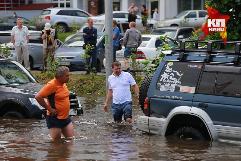 В Красноярске парень несколько часов вытаскивал заглохшие в воде автомобили красноярск, помощь, потоп, спсение
