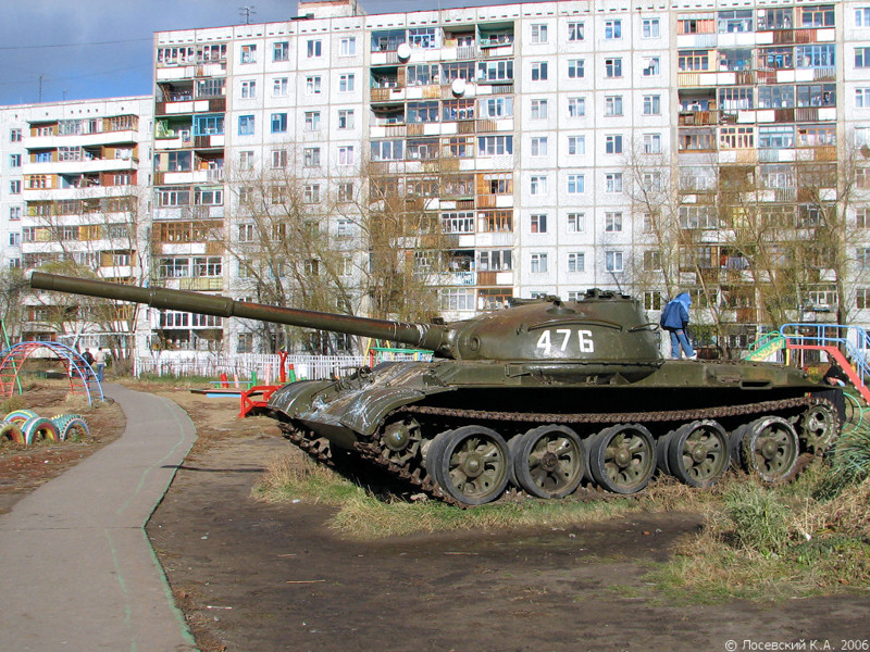 Во дворах рядом с горками и качелями стоят танки… прикол, россия, юмор