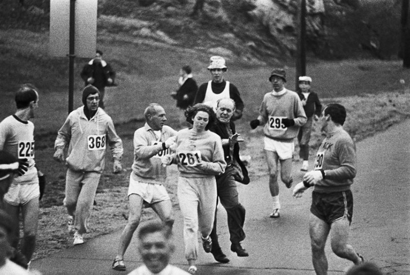 Организаторы Бостонского марафона пытаются помешать Катрин Швитцер участвовать в нем в 1967 году. Она стала первой женщиной, пробежавшей марафон история, факты, фото