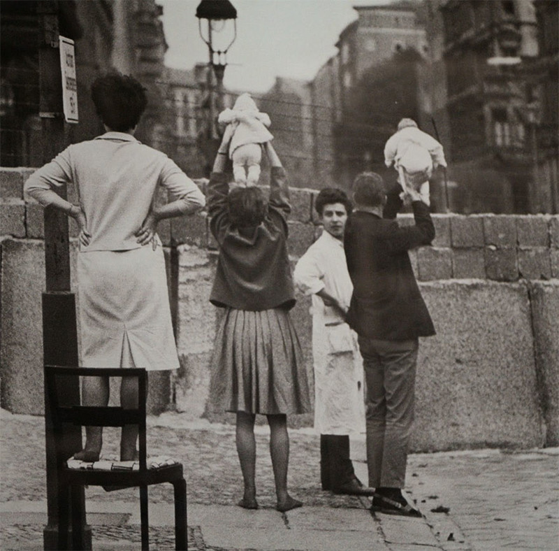 Жители Восточного Берлина показывают своих детей своим родителям в Западном Берлине, 1961 год история, факты, фото
