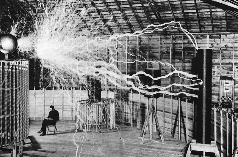 Никола Тесла и его 'усиливающий передатчик' в лаборатории история, факты, фото