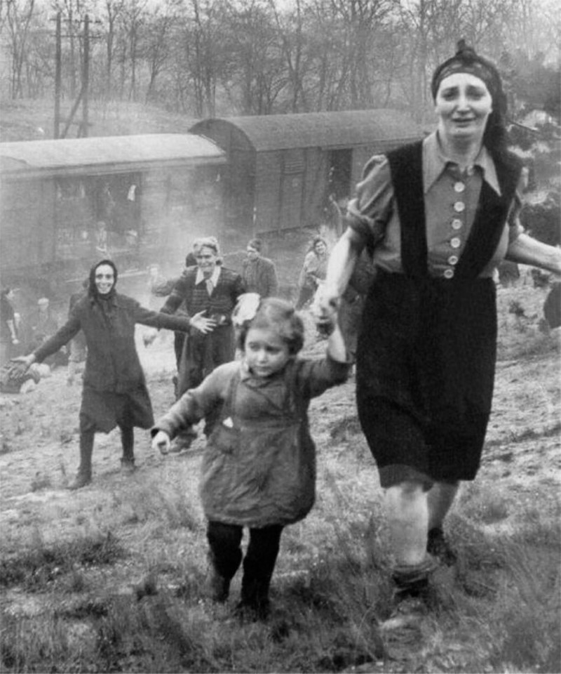 Еврейские узники после освобождения из 'поезда смерти', 1945 год история, факты, фото