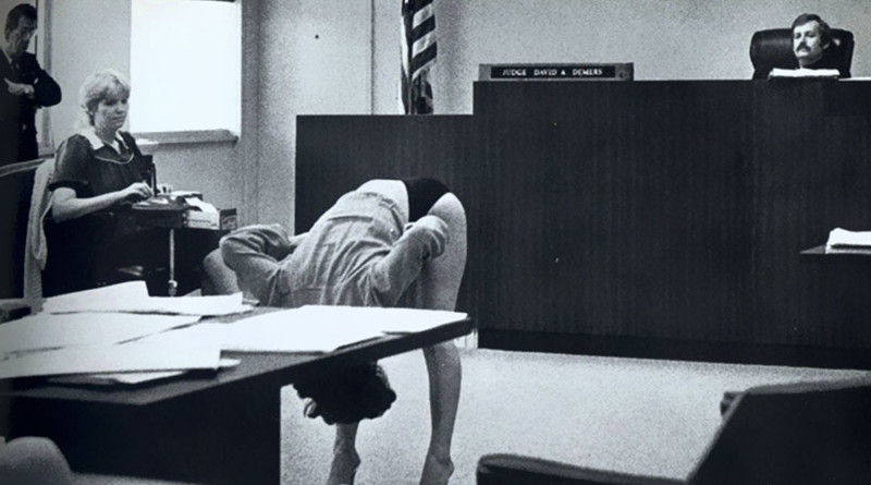 Танцовщица демонстрирует, что ее белье достаточно 'закрытое', чтобы ее тело не обнажалось, полиции во Флориде после ареста история, факты, фото