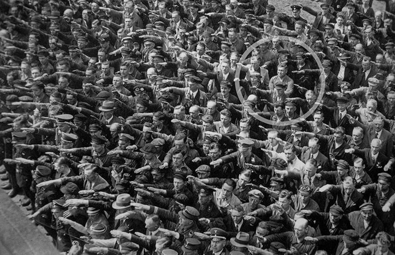 Единственный человек в толпе, отказавшийся повторять нацистское приветствие, 1936 год история, факты, фото