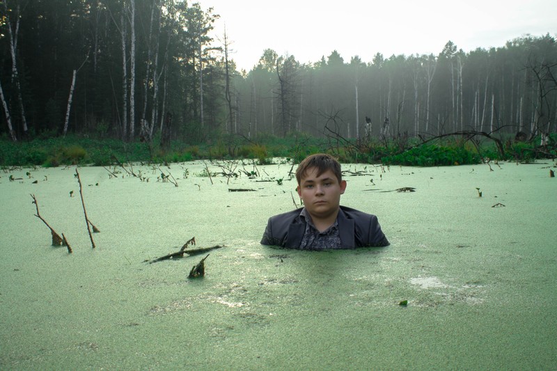 Фотосессия челябинского школьника за столом в болоте взорвала соцсети болото, фотосессия, челябинск, школьник
