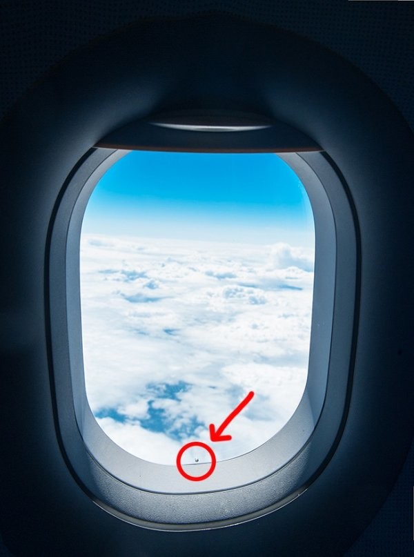 Отверстие в окнах самолета интересное, история, креатив, факты