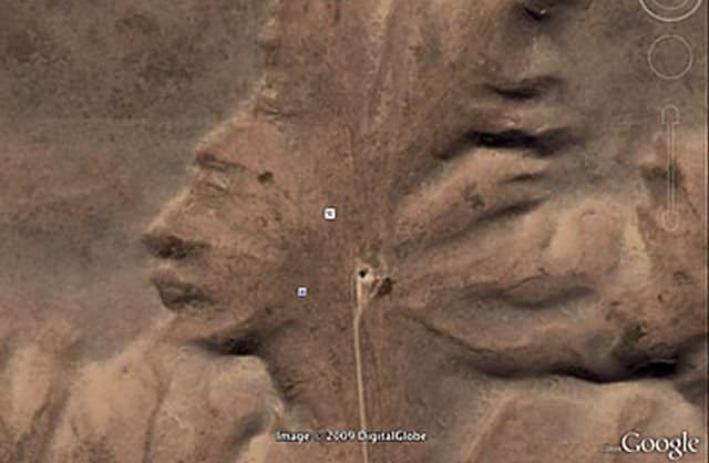 9.  Естественная геоформация в Канаде, которую называют «Страж Пустоши». Уникальный рельеф, который напоминает лицо в профиль, случайно обнаружила девушка во время прогулки по Google Earth Google Карты, вокруг света, интересное, открытия