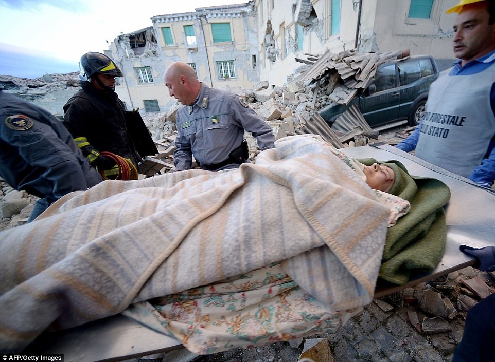 Мощное землетрясение в Италии: "Мы слышим, как под завалами кричат дети" землетрясение, италия, катастрофа