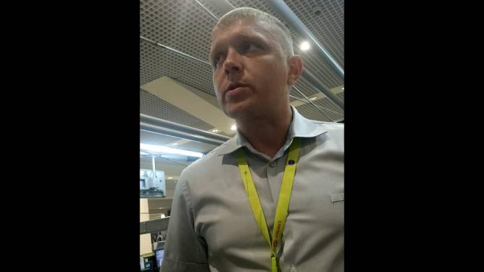 "Что вы будете делать с моим дальнейшим перемещением домой?": сотрудники авиакомпании отказались пропускать пассажира со святой водой "Что вы будете делать с моим дальнейшим перемещением домой?": сотрудники авиакомпании отказались пропускать пассажира со святой водой