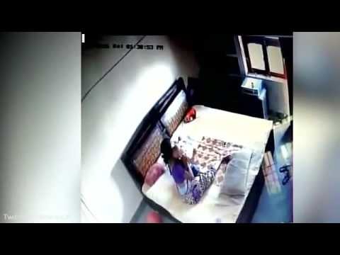 Шокирующее видео: установив камеру слежения, муж узнал, что его жена избивает сына Шокирующее видео: установив камеру слежения, муж узнал, что его жена избивает сына