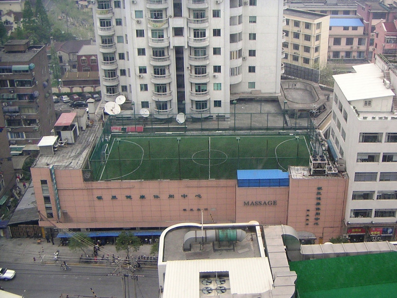 В условиях плотной городской застройки тоже можно найти место для футбольного поля стадионы, футбол, футбольные поля