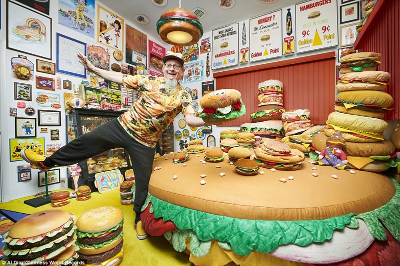 "Самая большая коллекция предметов, имеющих отношение к гамбургерам" достижения, животные, люди, рекорд гиннесса