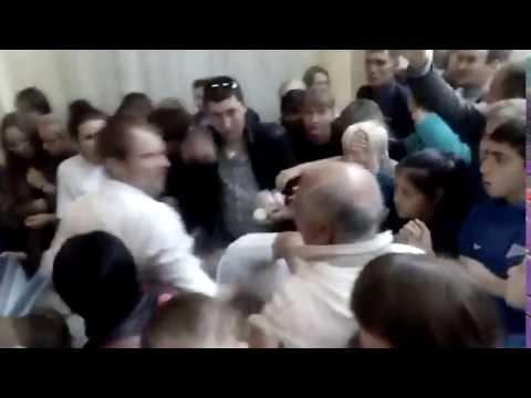Жители Стерлитамака устроили массовую давку из-за бесплатного мороженого ко Дню города Жители Стерлитамака устроили массовую давку из-за бесплатного мороженого ко Дню города