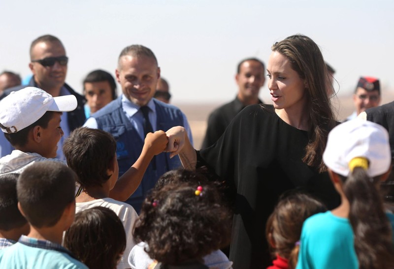 Анжелина Джоли спровоцировала скандал, навестив детей-беженцев без нижнего белья анжелина джоли, беженцы, нижнее белье