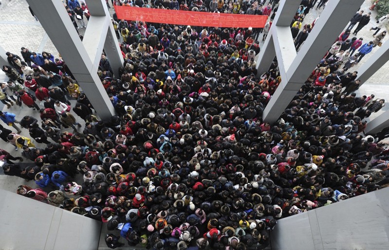 Студенты у входа в учебный корпус перед трехдневным экзаменом в аспирантуру в Хэфэе, провинция Аньхой. В 2013 году на этот экзамен записалось рекордное число студентов - 1,8 миллиона человек. китай, люди, население